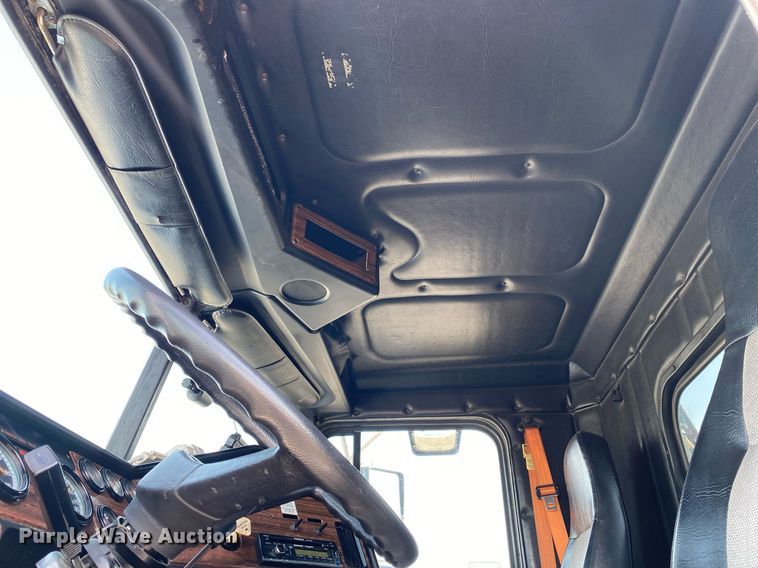 image for item KW9269 2000 Freightliner FLD  semi truck