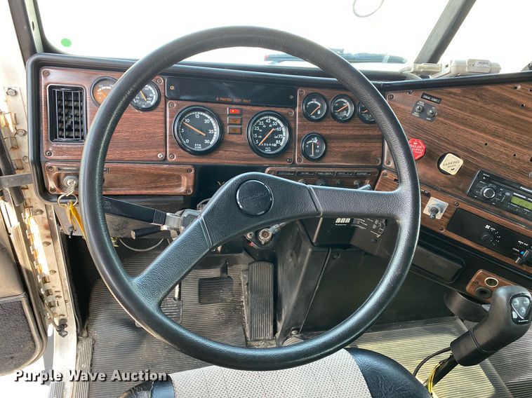 image for item KW9269 2000 Freightliner FLD  semi truck