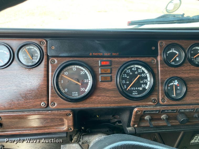 image for item KW9269 2000 Freightliner FLD  semi truck