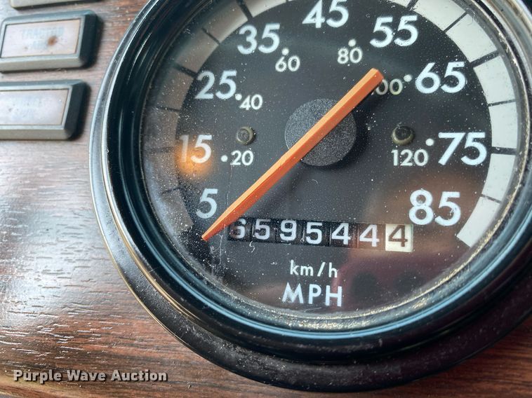 image for item KW9269 2000 Freightliner FLD  semi truck