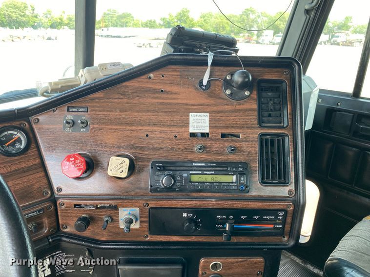 image for item KW9269 2000 Freightliner FLD  semi truck