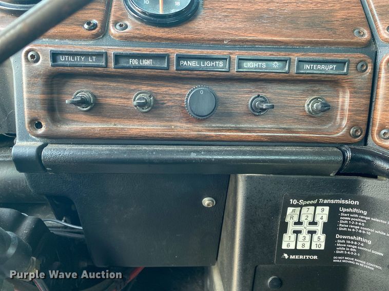 image for item KW9269 2000 Freightliner FLD  semi truck