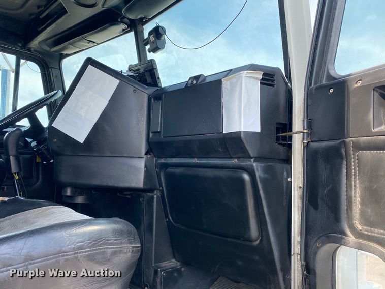 image for item KW9269 2000 Freightliner FLD  semi truck