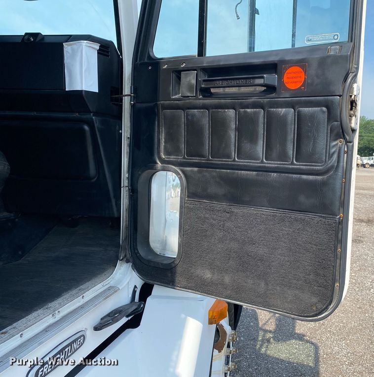 image for item KW9269 2000 Freightliner FLD  semi truck