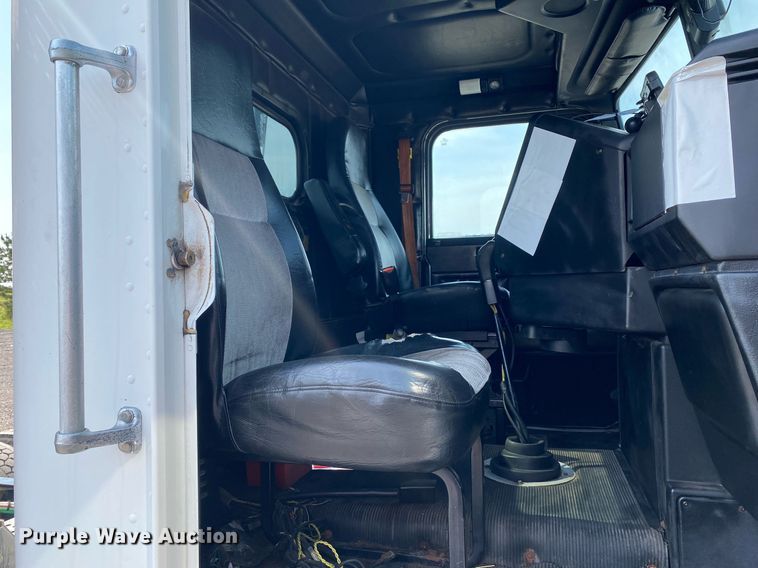 image for item KW9269 2000 Freightliner FLD  semi truck