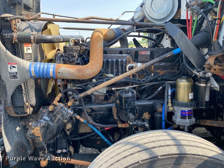 image for item KW9269 2000 Freightliner FLD  semi truck