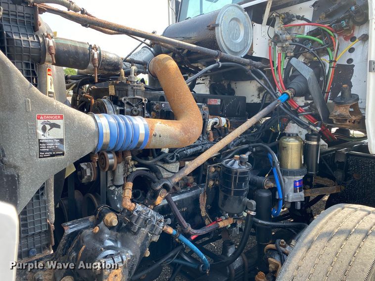 image for item KW9269 2000 Freightliner FLD  semi truck