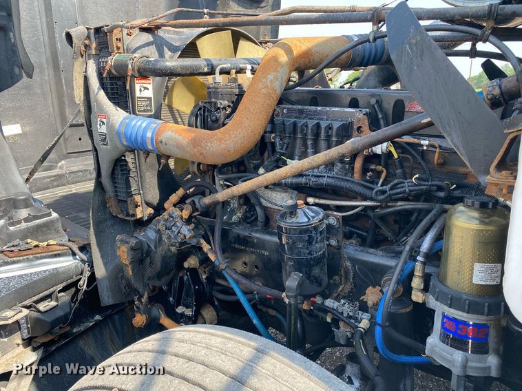 image for item KW9269 2000 Freightliner FLD  semi truck