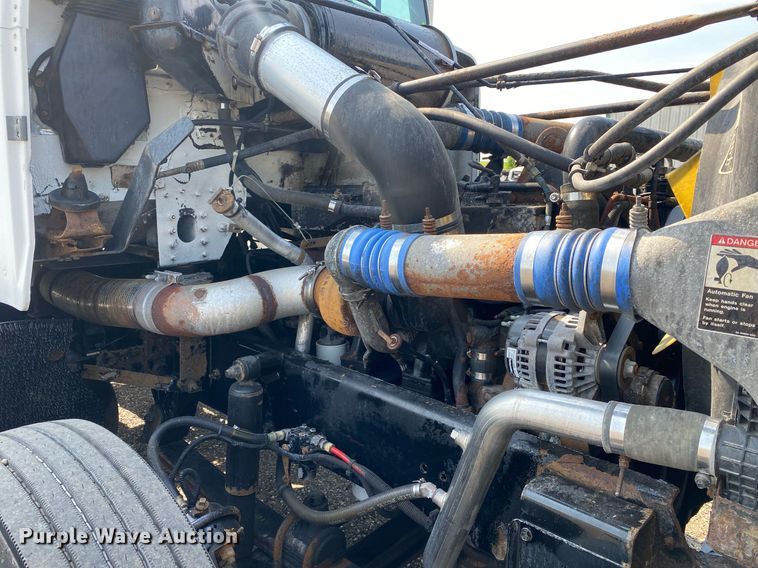 image for item KW9269 2000 Freightliner FLD  semi truck