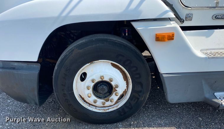 image for item KW9269 2000 Freightliner FLD  semi truck