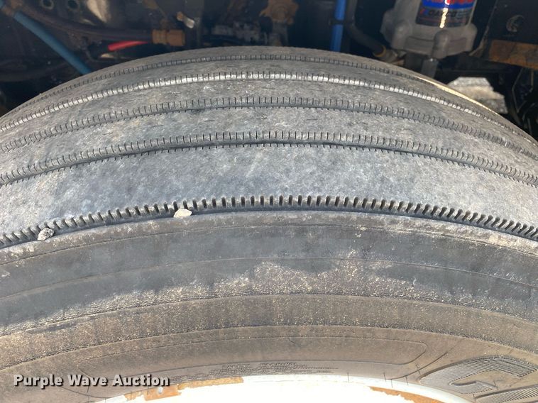 image for item KW9269 2000 Freightliner FLD  semi truck