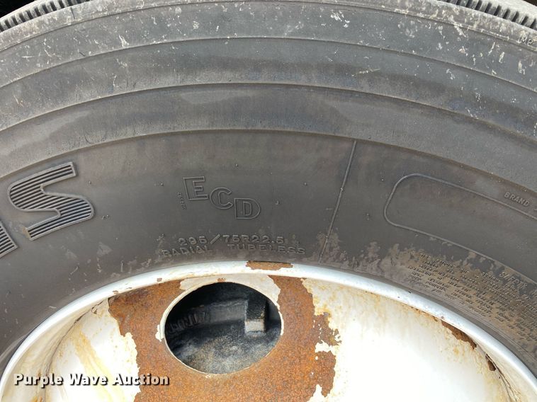 image for item KW9269 2000 Freightliner FLD  semi truck