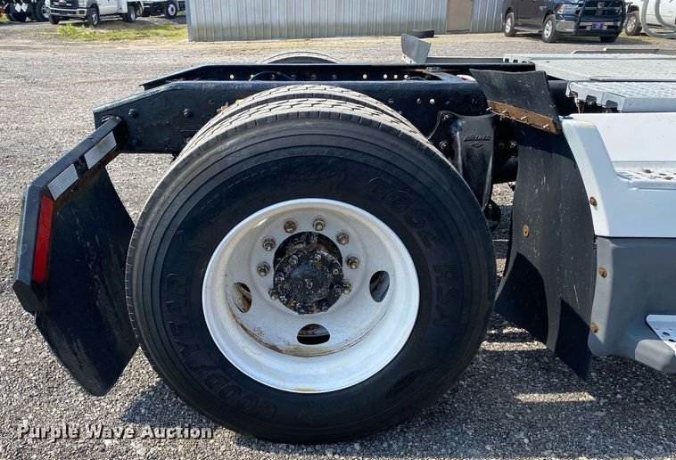 image for item KW9269 2000 Freightliner FLD  semi truck