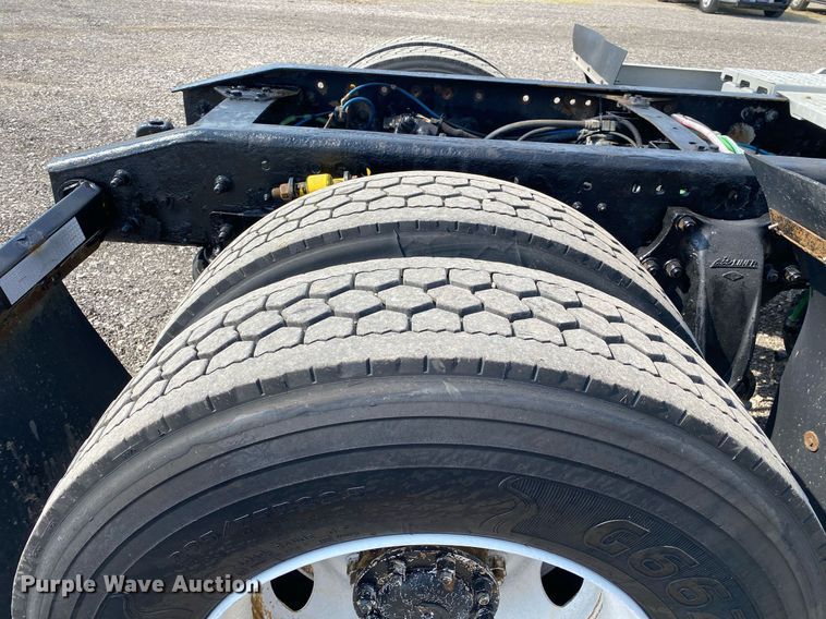 image for item KW9269 2000 Freightliner FLD  semi truck