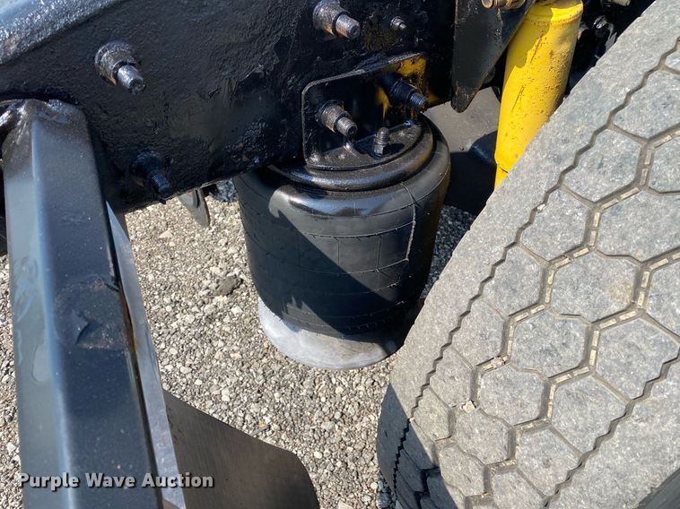 image for item KW9269 2000 Freightliner FLD  semi truck