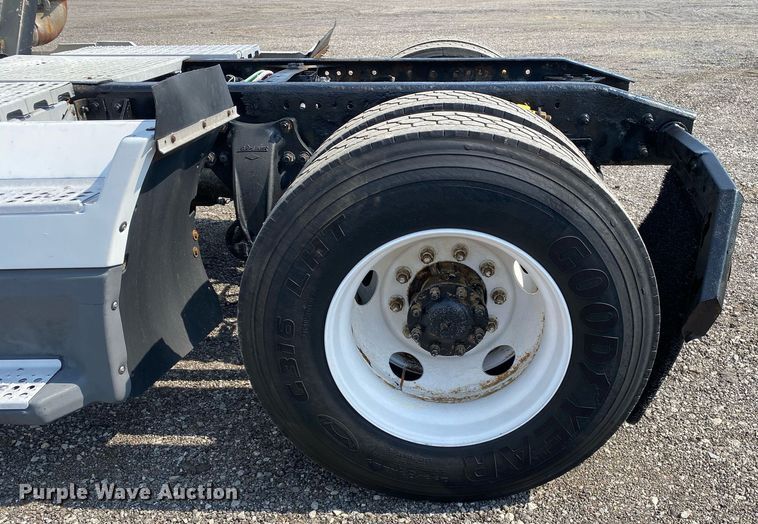 image for item KW9269 2000 Freightliner FLD  semi truck