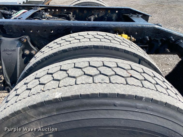 image for item KW9269 2000 Freightliner FLD  semi truck