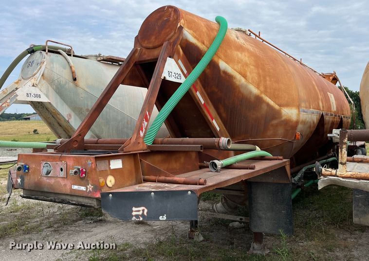 image for item LB9019 1971 Fruehauf  pneumatic dry bulk trailer