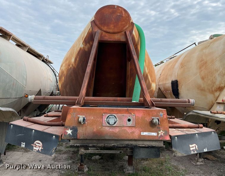 image for item LB9019 1971 Fruehauf  pneumatic dry bulk trailer