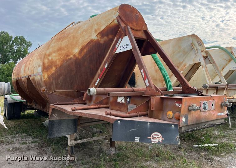 image for item LB9019 1971 Fruehauf  pneumatic dry bulk trailer