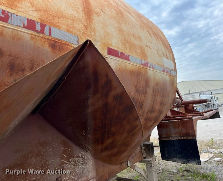 image for item LB9019 1971 Fruehauf  pneumatic dry bulk trailer