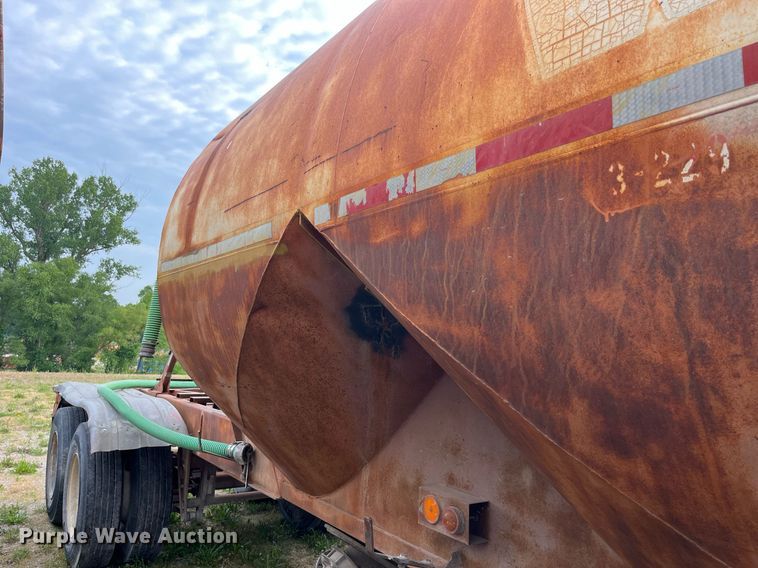 image for item LB9019 1971 Fruehauf  pneumatic dry bulk trailer