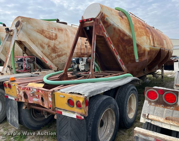 image for item LB9019 1971 Fruehauf  pneumatic dry bulk trailer