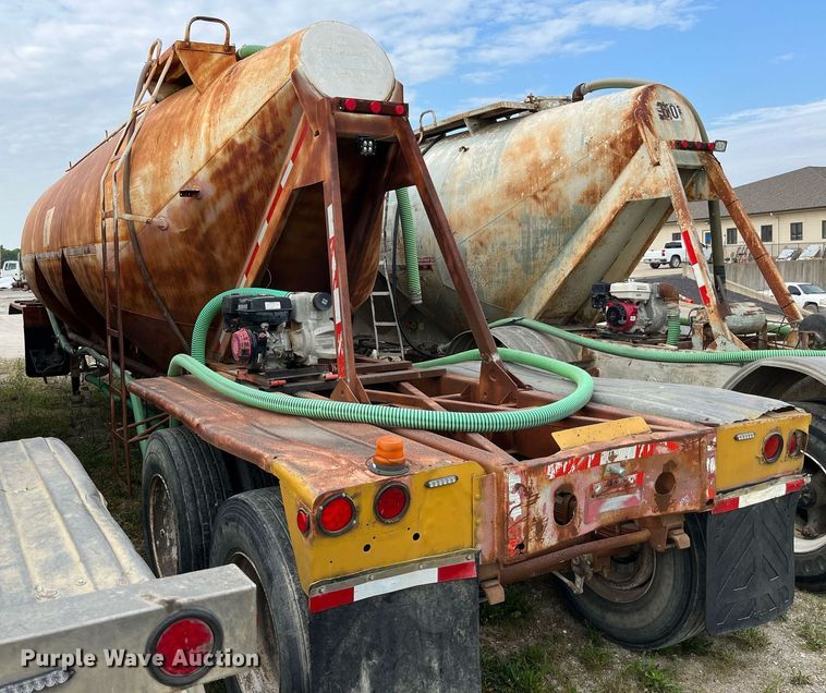 image for item LB9019 1971 Fruehauf  pneumatic dry bulk trailer