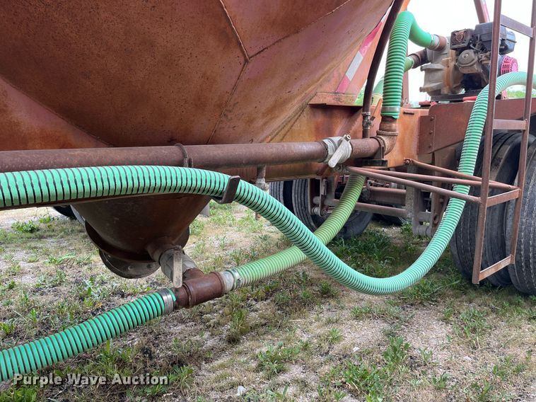 image for item LB9019 1971 Fruehauf  pneumatic dry bulk trailer