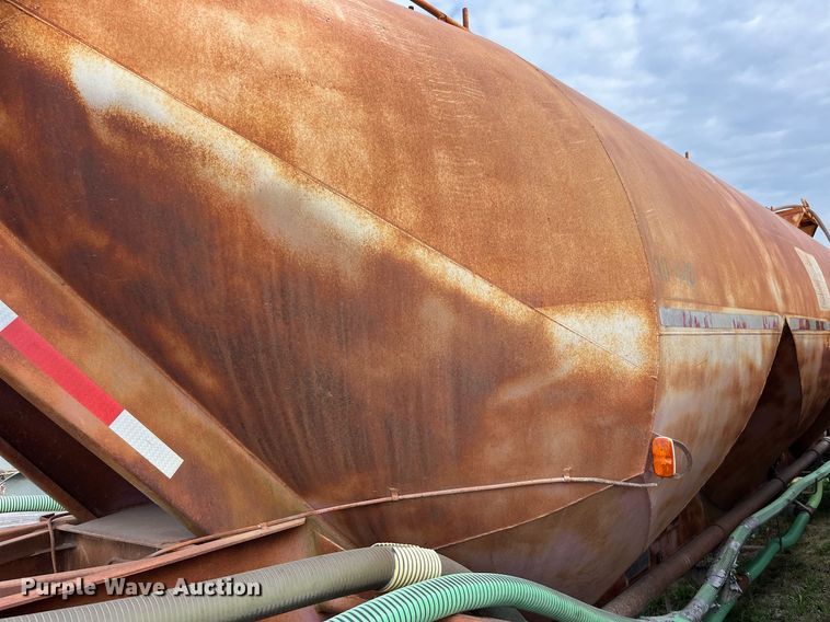 image for item LB9019 1971 Fruehauf  pneumatic dry bulk trailer