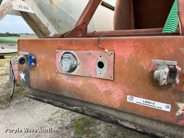 image for item LB9019 1971 Fruehauf  pneumatic dry bulk trailer