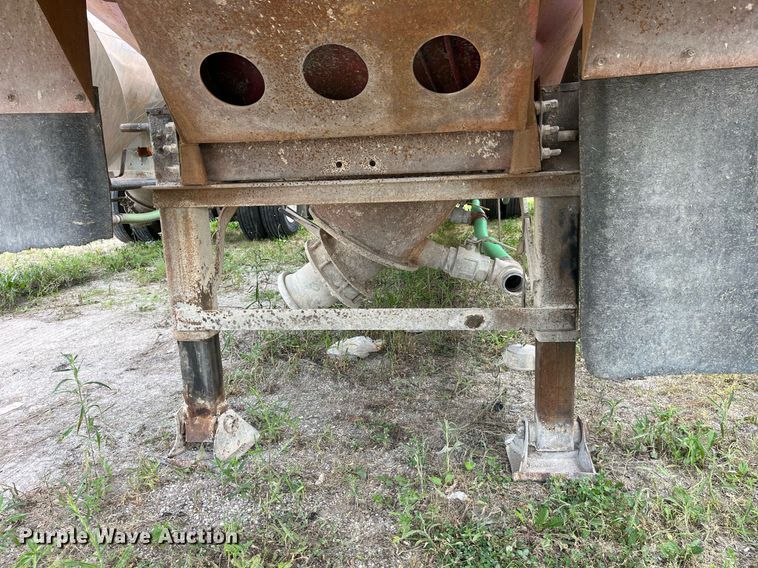 image for item LB9019 1971 Fruehauf  pneumatic dry bulk trailer