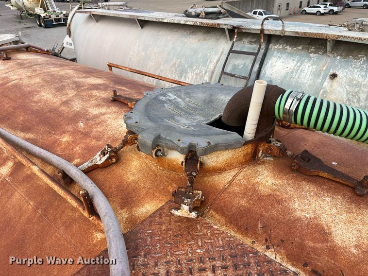 image for item LB9019 1971 Fruehauf  pneumatic dry bulk trailer