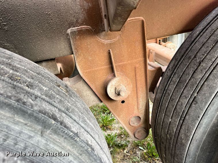 image for item LB9019 1971 Fruehauf  pneumatic dry bulk trailer