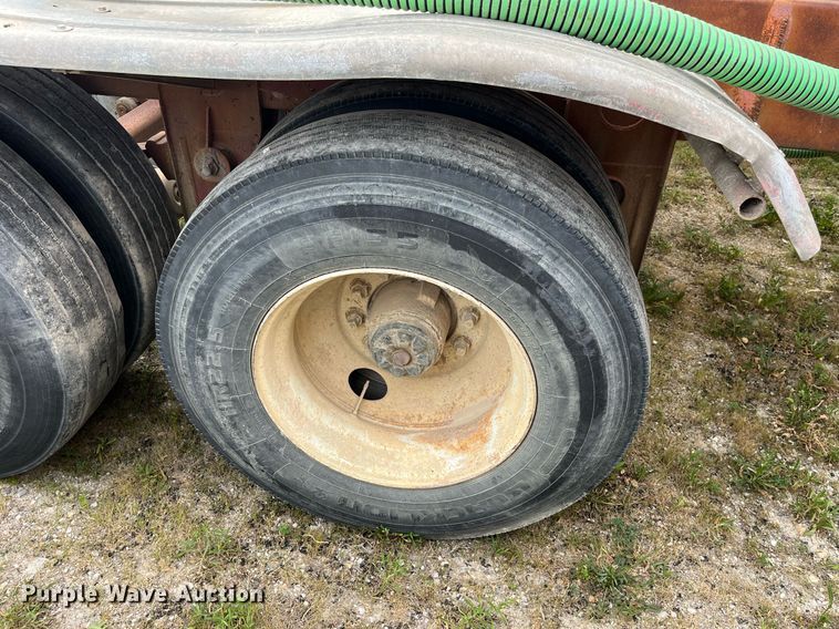 image for item LB9019 1971 Fruehauf  pneumatic dry bulk trailer