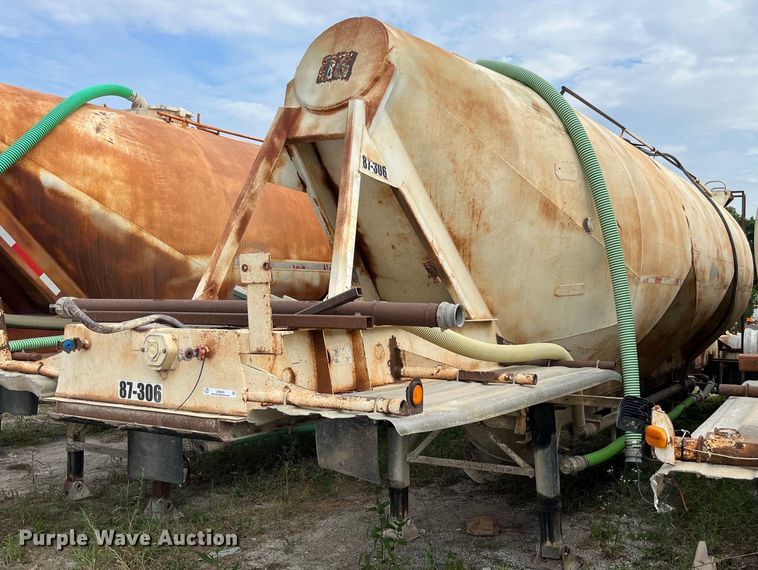 image for item LB9020 1968 Fruehauf  pneumatic dry bulk trailer