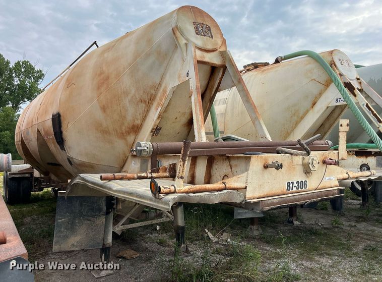 image for item LB9020 1968 Fruehauf  pneumatic dry bulk trailer