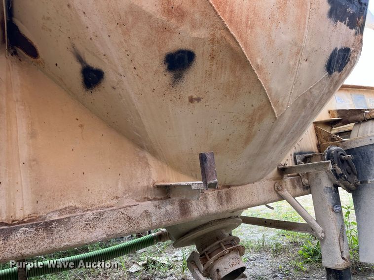 image for item LB9020 1968 Fruehauf  pneumatic dry bulk trailer