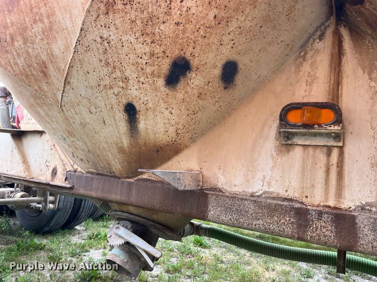 image for item LB9020 1968 Fruehauf  pneumatic dry bulk trailer