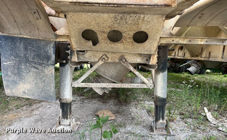 image for item LB9020 1968 Fruehauf  pneumatic dry bulk trailer