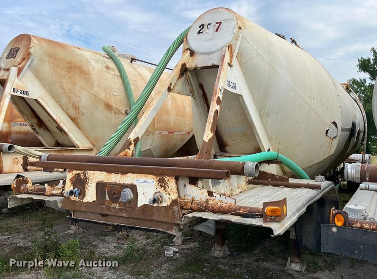 image for item LB9021 1974 Fruehauf  pneumatic dry bulk trailer