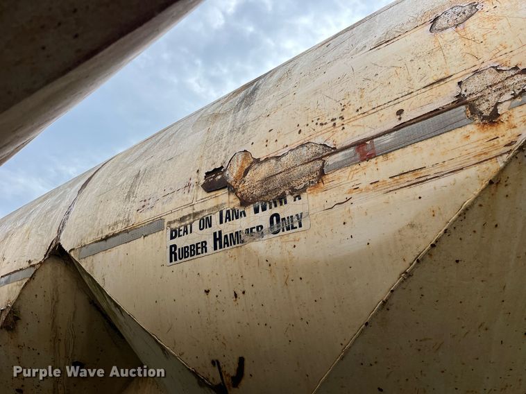 image for item LB9021 1974 Fruehauf  pneumatic dry bulk trailer