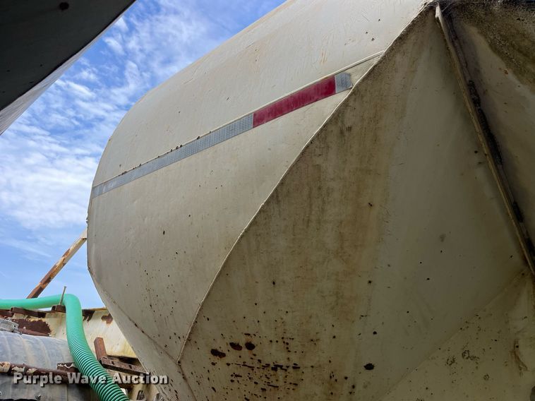 image for item LB9021 1974 Fruehauf  pneumatic dry bulk trailer