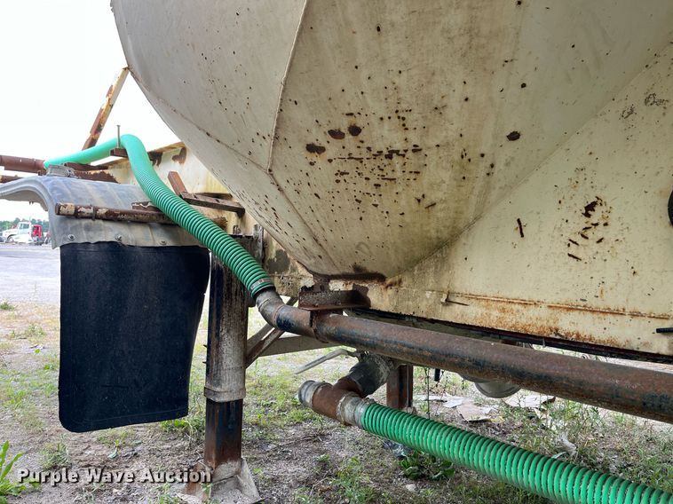 image for item LB9021 1974 Fruehauf  pneumatic dry bulk trailer