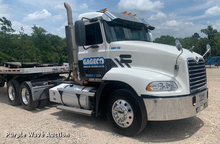 image for item LH9746 2000 Mack CX613  semi truck