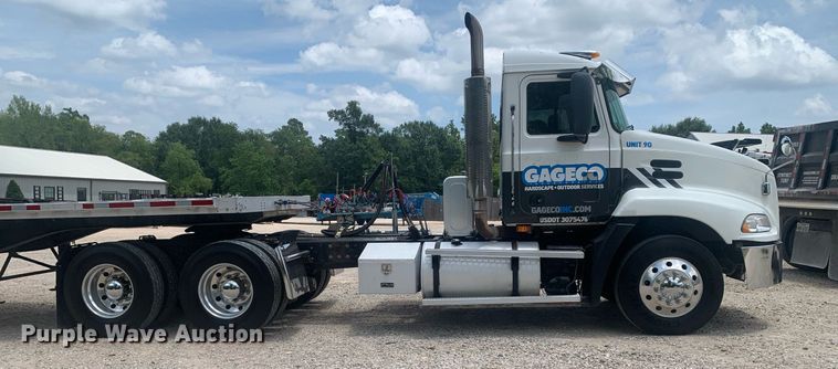 image for item LH9746 2000 Mack CX613  semi truck