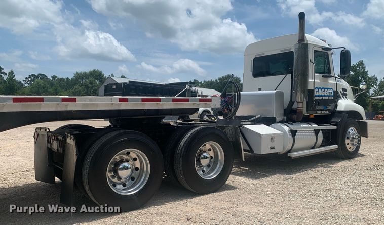 image for item LH9746 2000 Mack CX613  semi truck