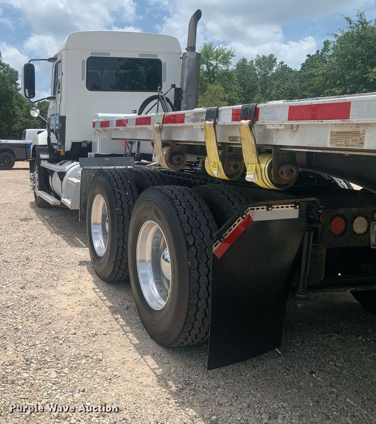 image for item LH9746 2000 Mack CX613  semi truck