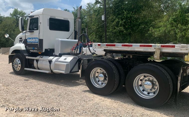 image for item LH9746 2000 Mack CX613  semi truck