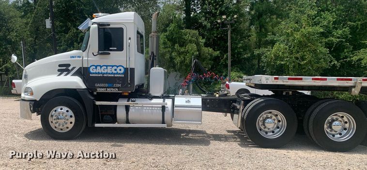 image for item LH9746 2000 Mack CX613  semi truck